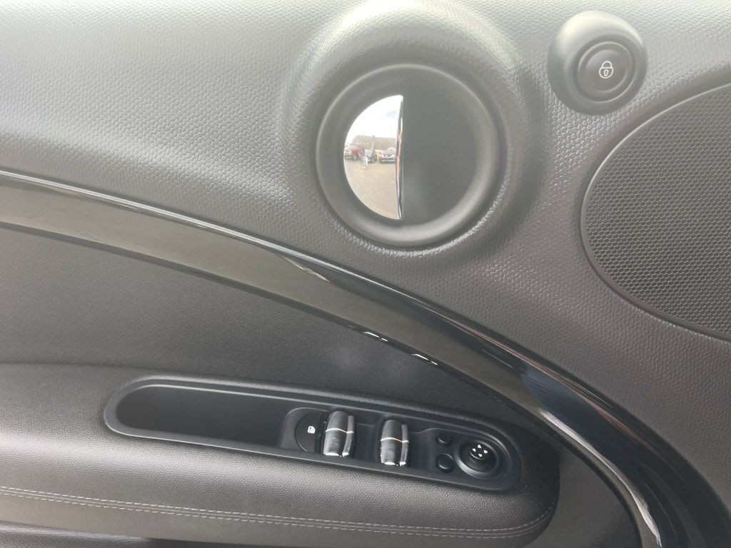 2015 MINI Cooper Image 21