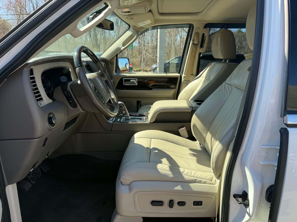2016 Lincoln Navigator Image 9