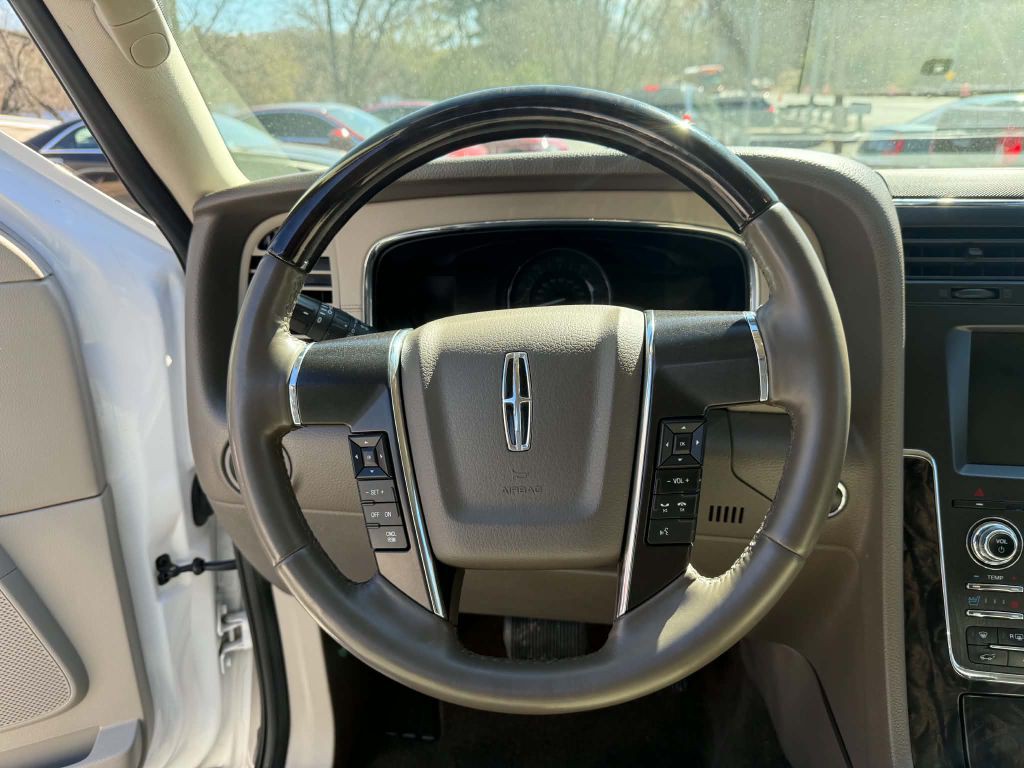 2016 Lincoln Navigator Image 16