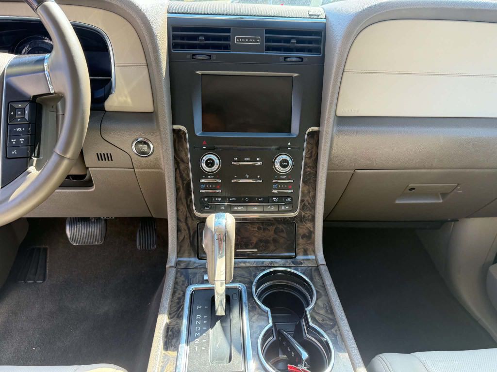 2016 Lincoln Navigator Image 17