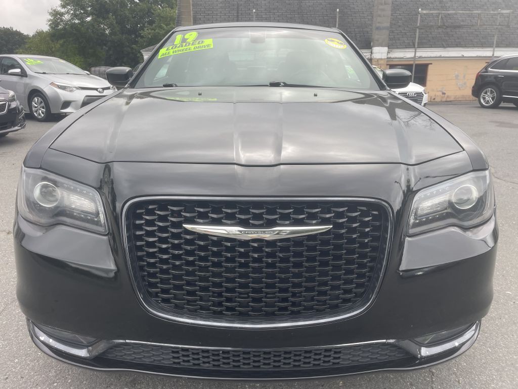 2019 Chrysler 300 Image 2