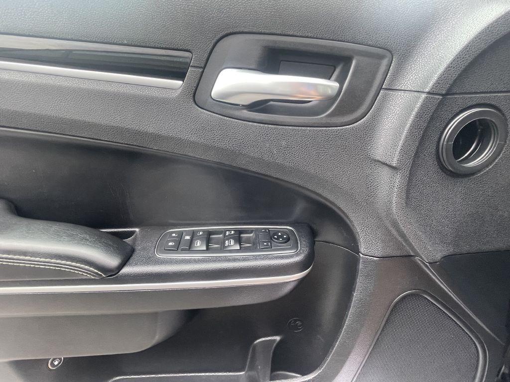 2019 Chrysler 300 Image 19