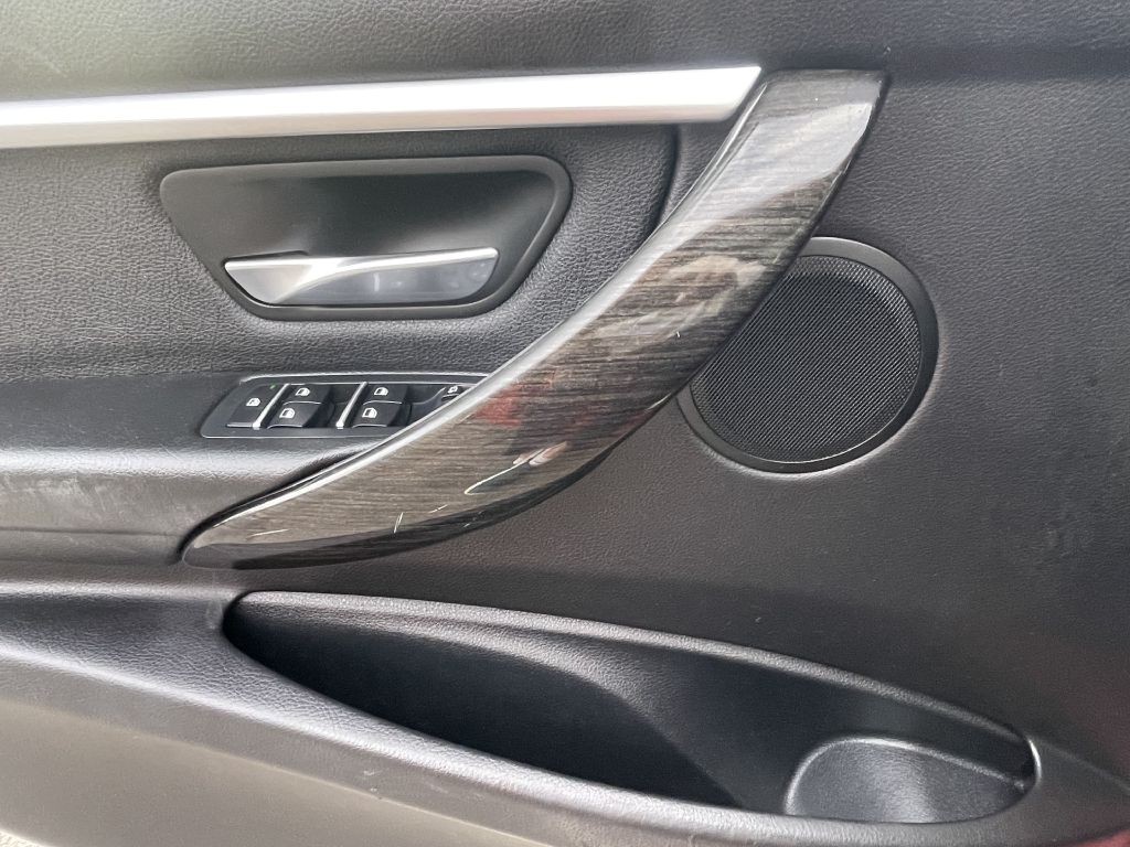 2018 BMW 3 Series Image 24