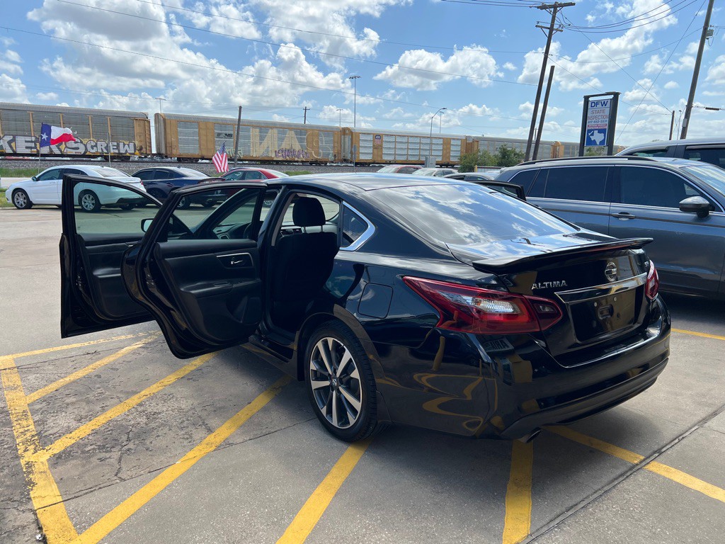 2017 Nissan Altima Image 10