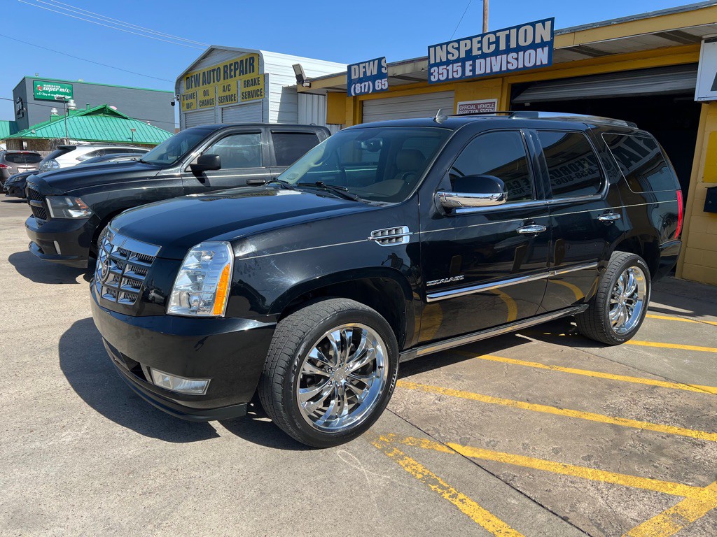 2011 Cadillac Escalade Image 3