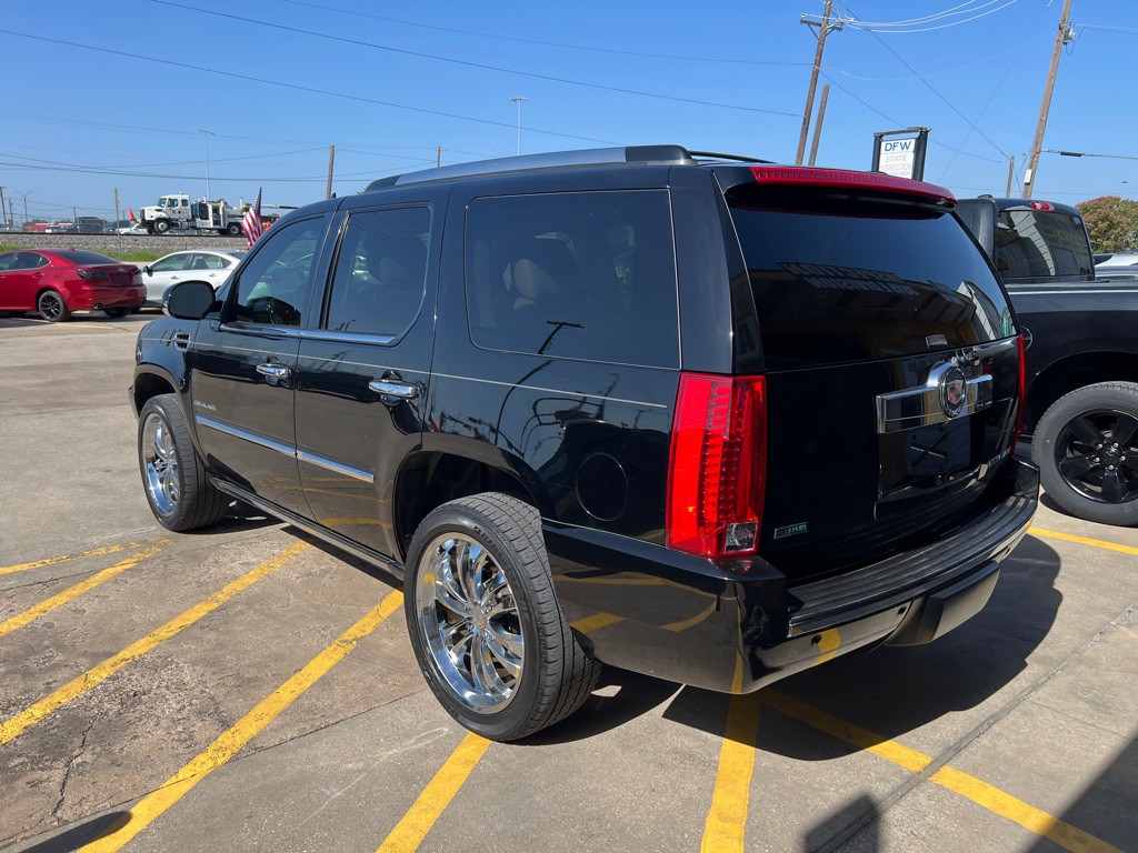 2011 Cadillac Escalade Image 4