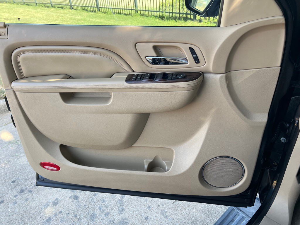 2011 Cadillac Escalade Image 15