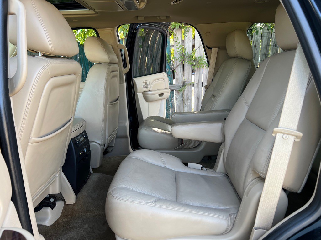 2011 Cadillac Escalade Image 19