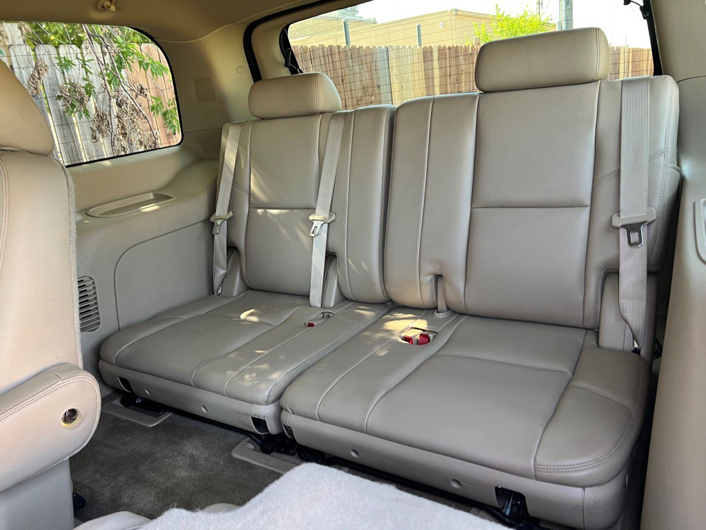 2011 Cadillac Escalade Image 20
