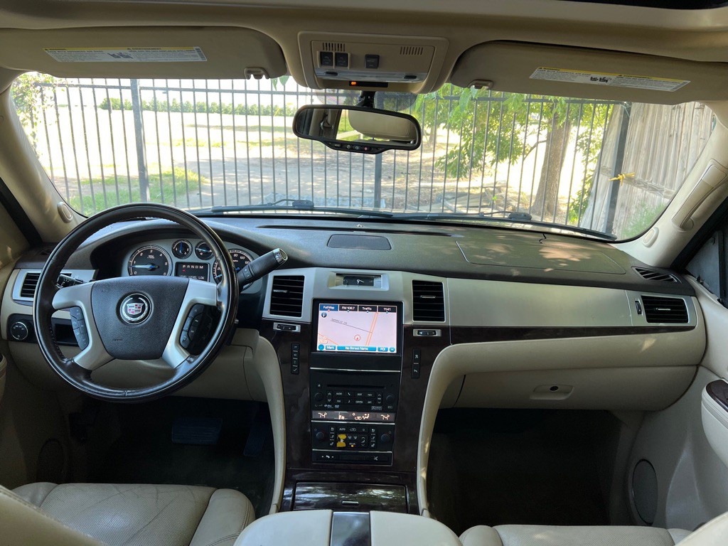 2011 Cadillac Escalade Image 21
