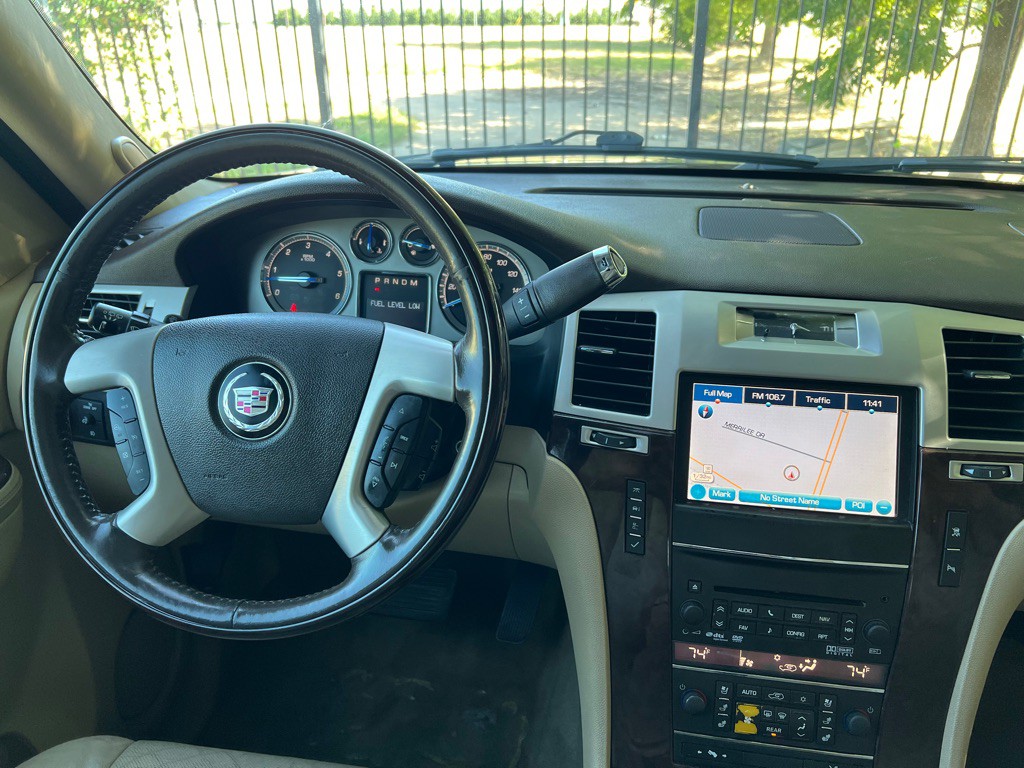 2011 Cadillac Escalade Image 22