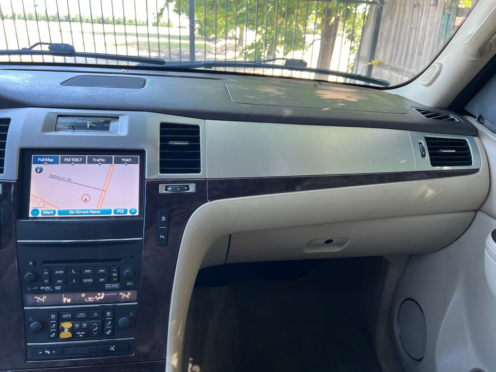2011 Cadillac Escalade Image 23