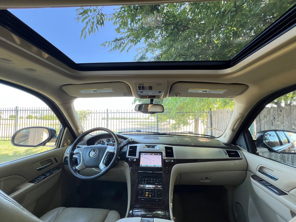 2011 Cadillac Escalade Image 24