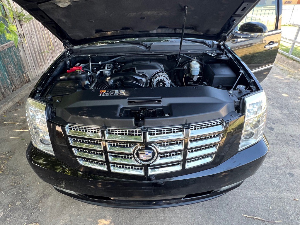 2011 Cadillac Escalade Image 28