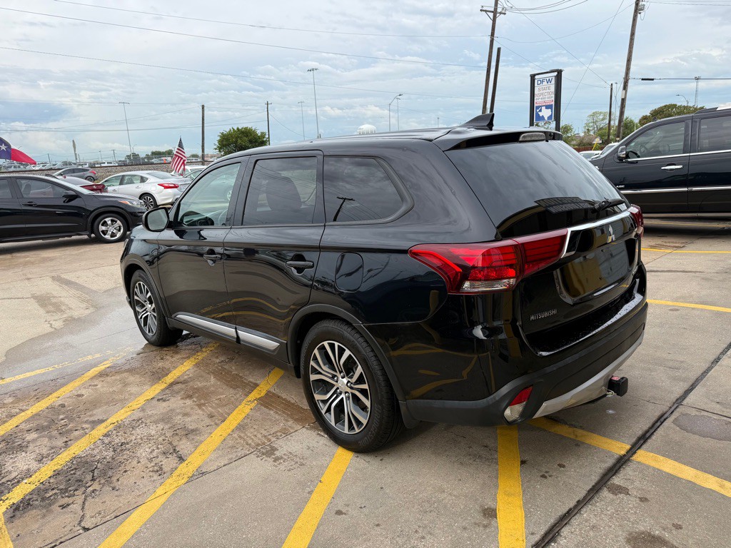 2017 Mitsubishi Outlander Image 4