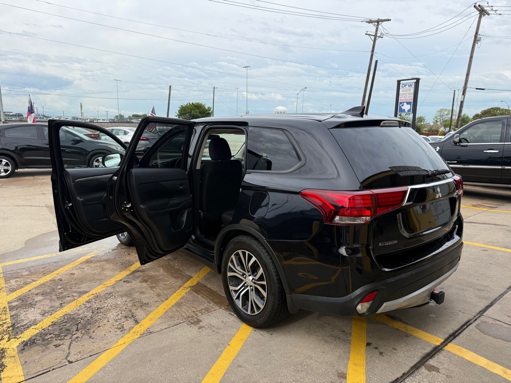2017 Mitsubishi Outlander Image 10