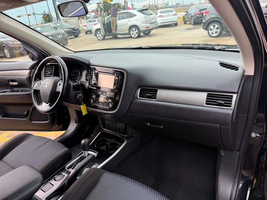 2017 Mitsubishi Outlander Image 12