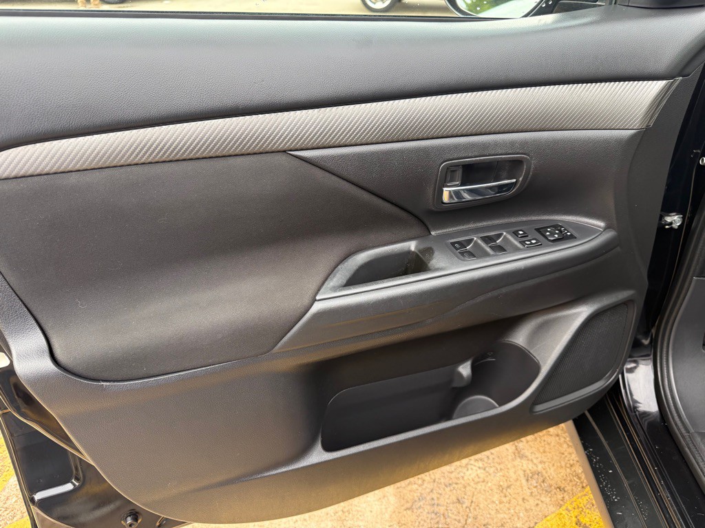 2017 Mitsubishi Outlander Image 18