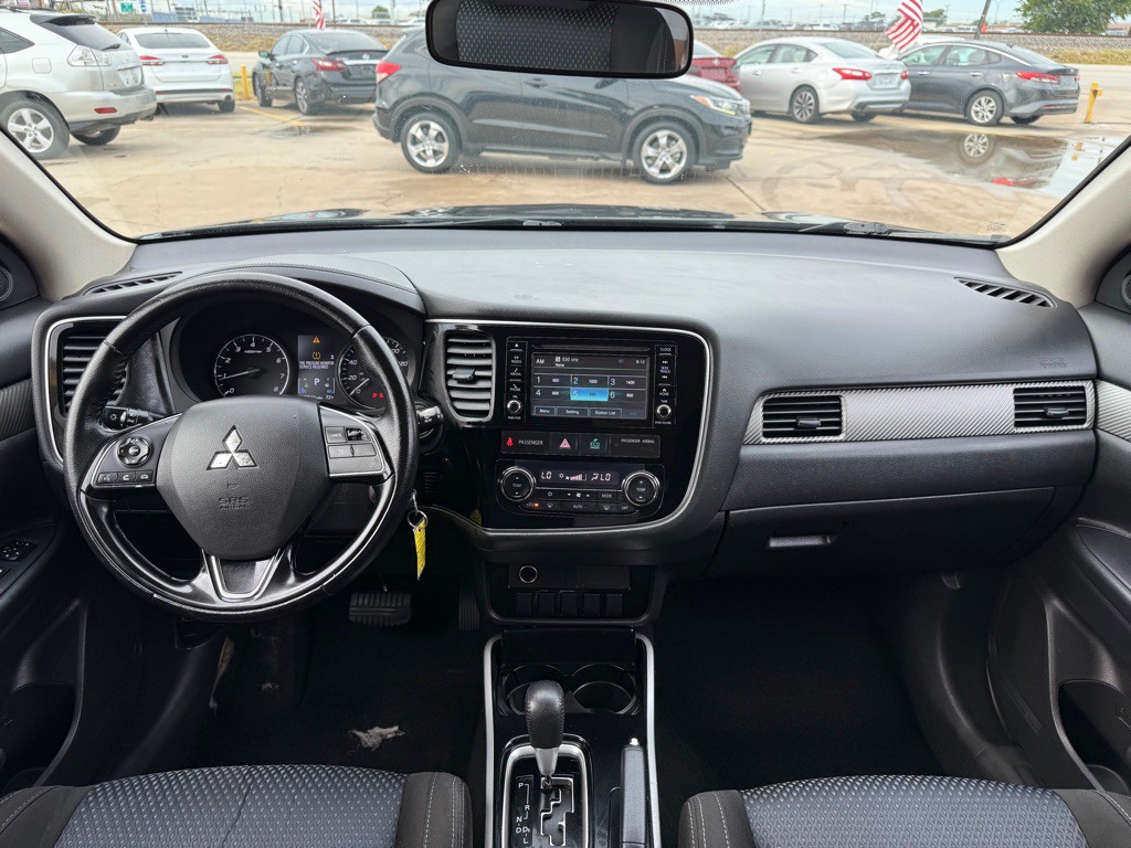 2017 Mitsubishi Outlander Image 21