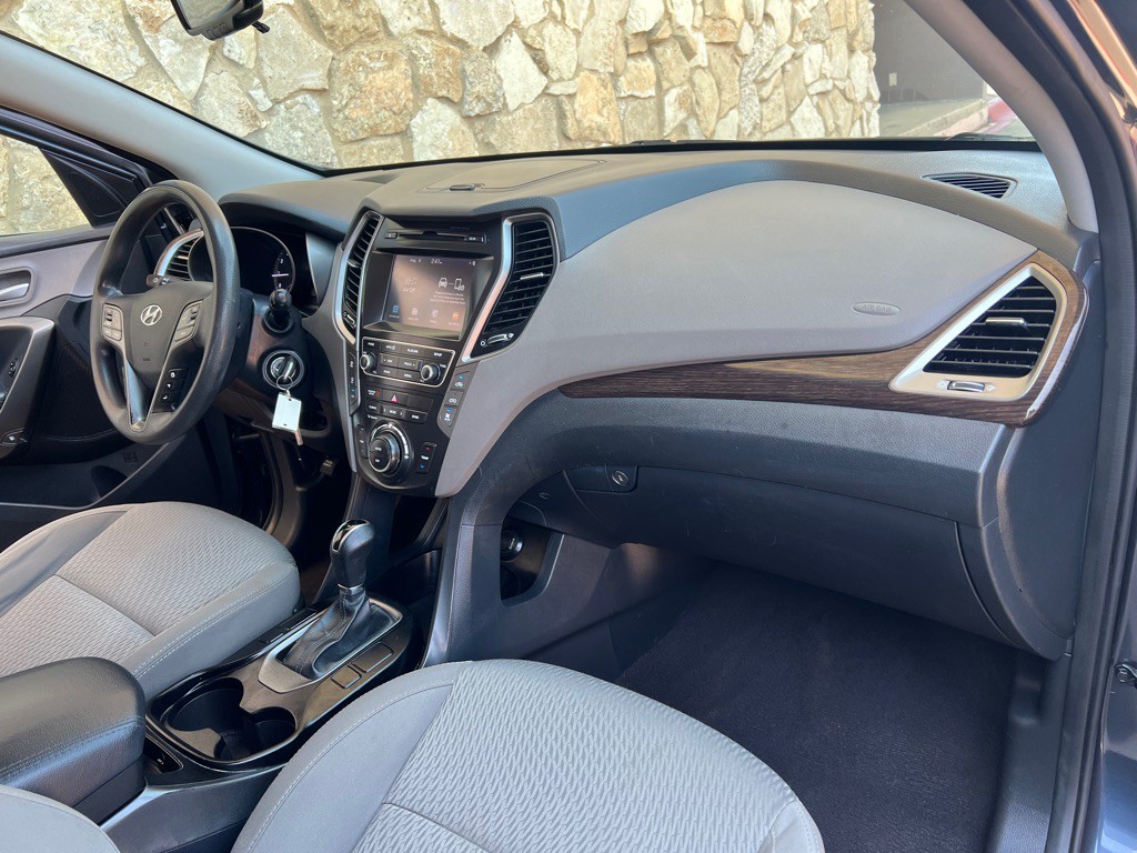 2017 Hyundai Santa Fe Image 14