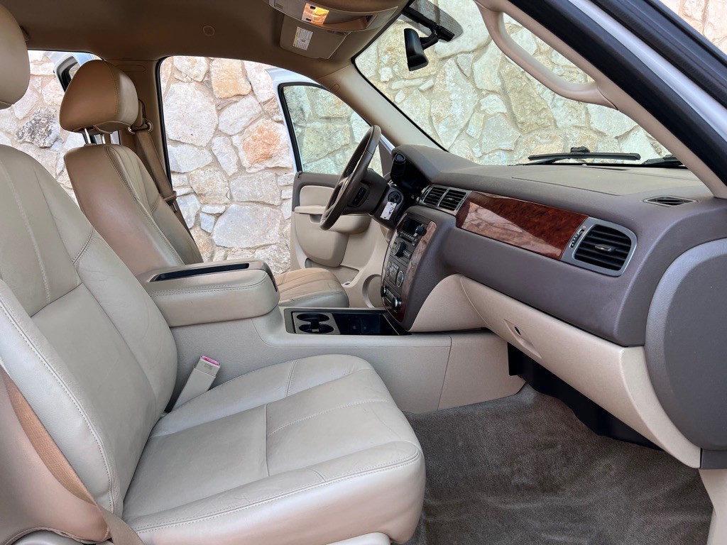 2012 Chevrolet Suburban Image 10