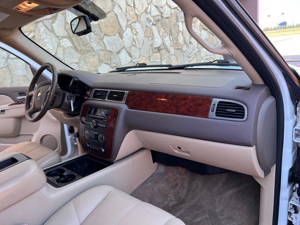 2012 Chevrolet Suburban Image 11