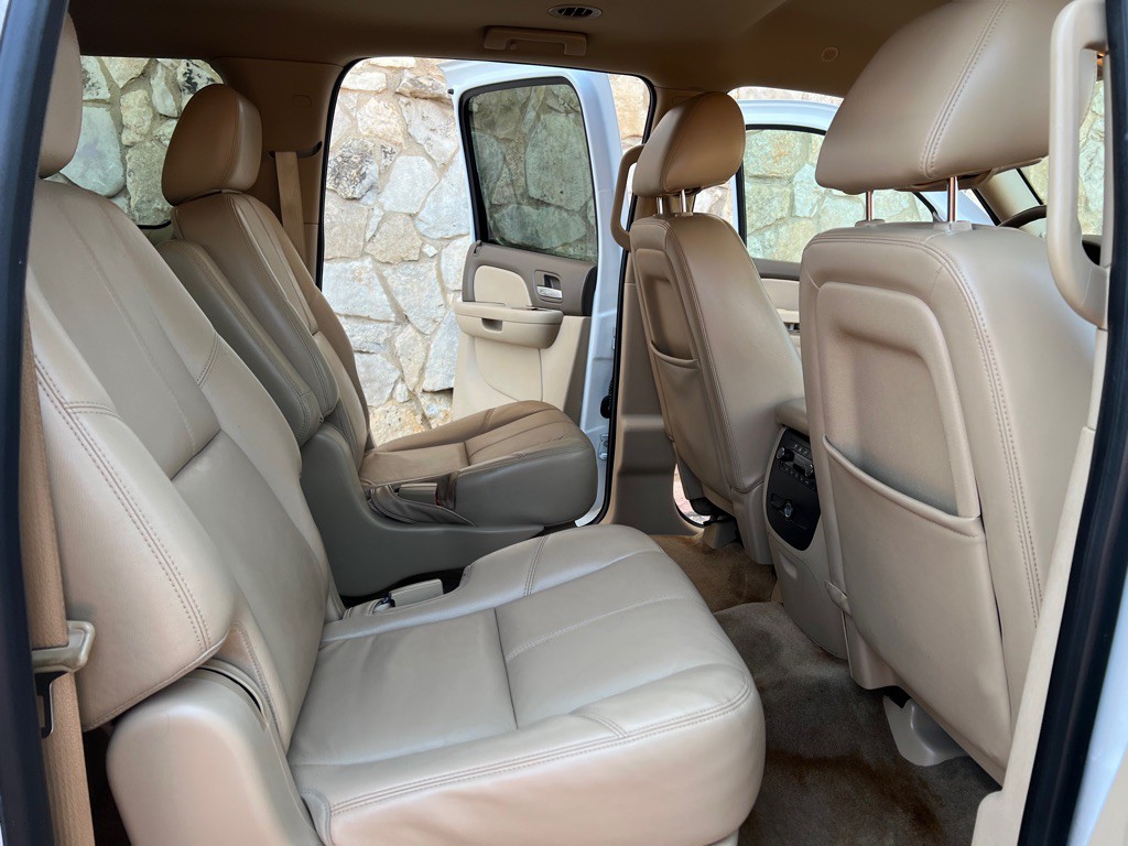 2012 Chevrolet Suburban Image 12