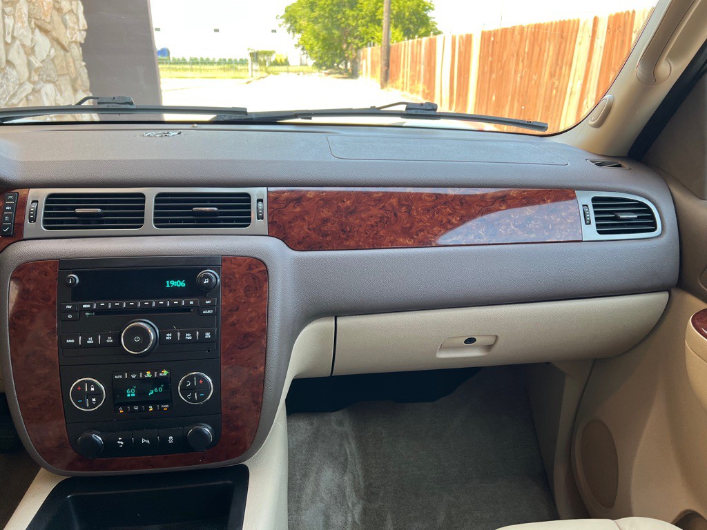 2012 Chevrolet Suburban Image 23