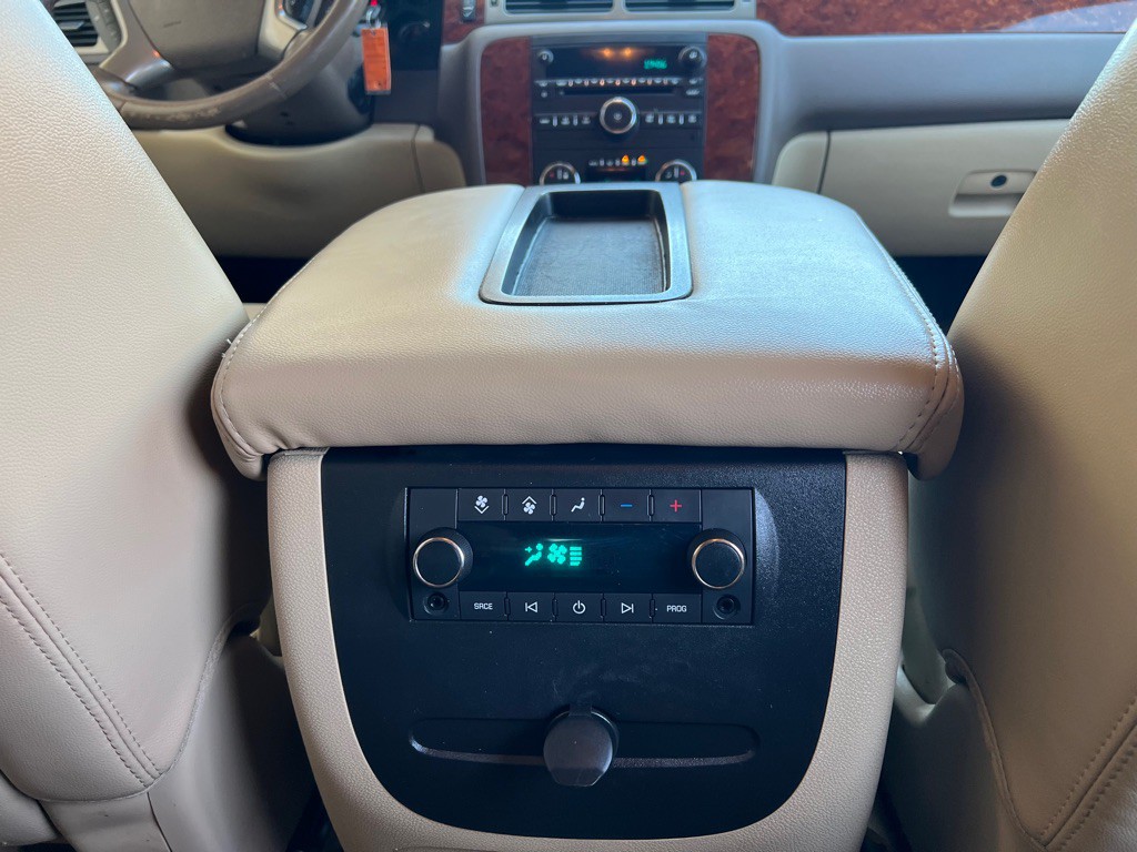 2012 Chevrolet Suburban Image 24