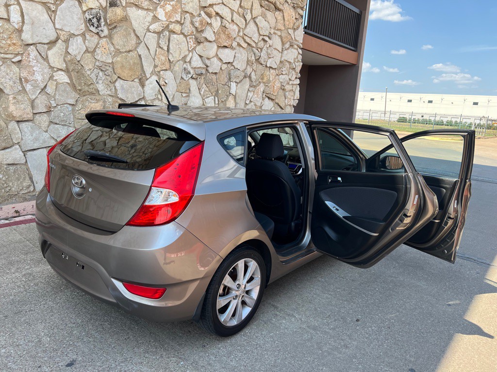 2014 Hyundai Accent Image 9