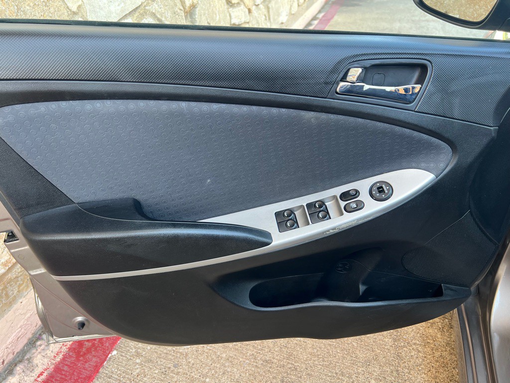 2014 Hyundai Accent Image 12