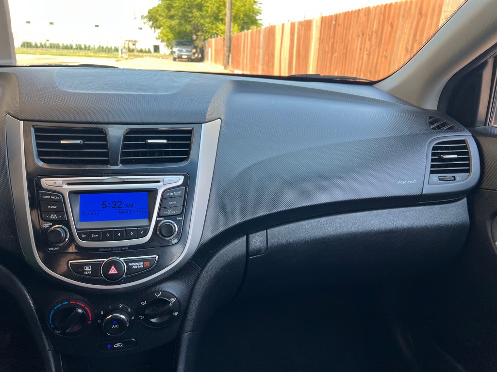 2014 Hyundai Accent Image 18
