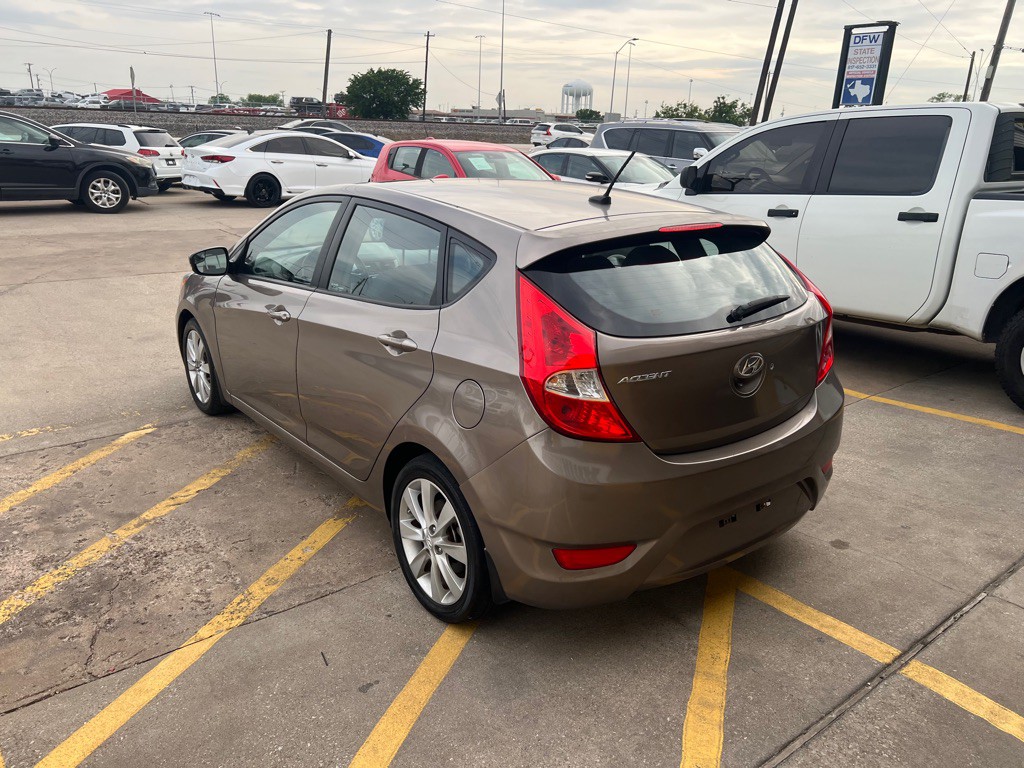 2014 Hyundai Accent Image 4