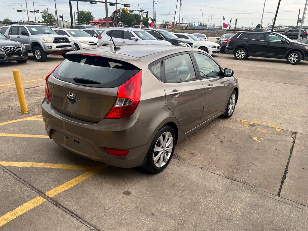 2014 Hyundai Accent Image 5