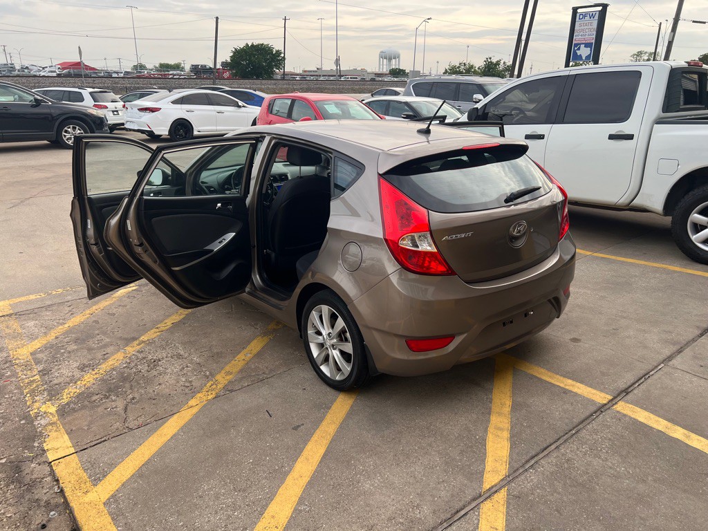 2014 Hyundai Accent Image 9