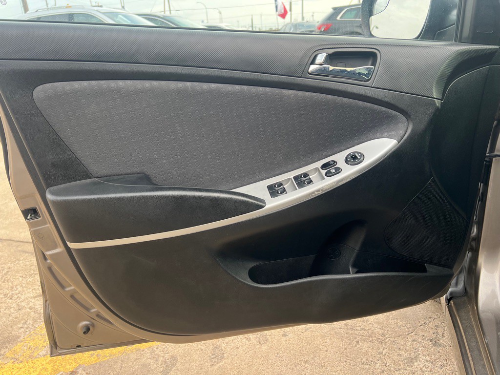 2014 Hyundai Accent Image 19