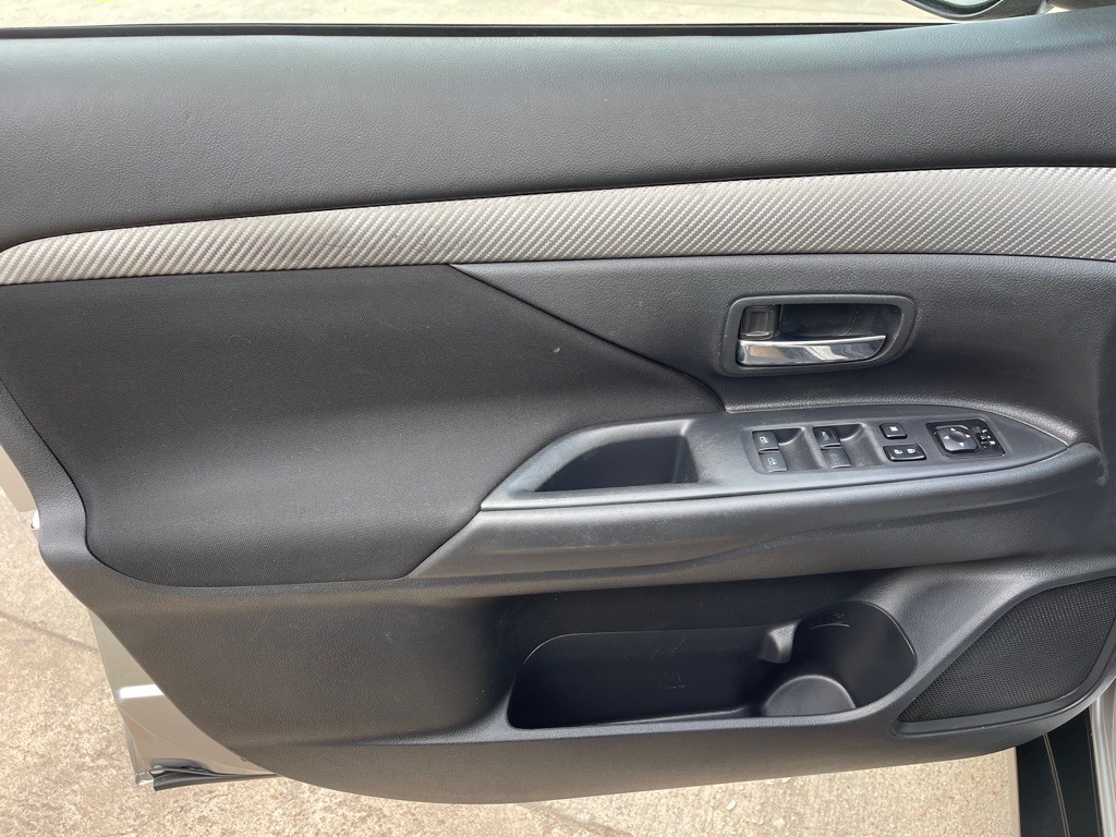 2018 Mitsubishi Outlander Image 12