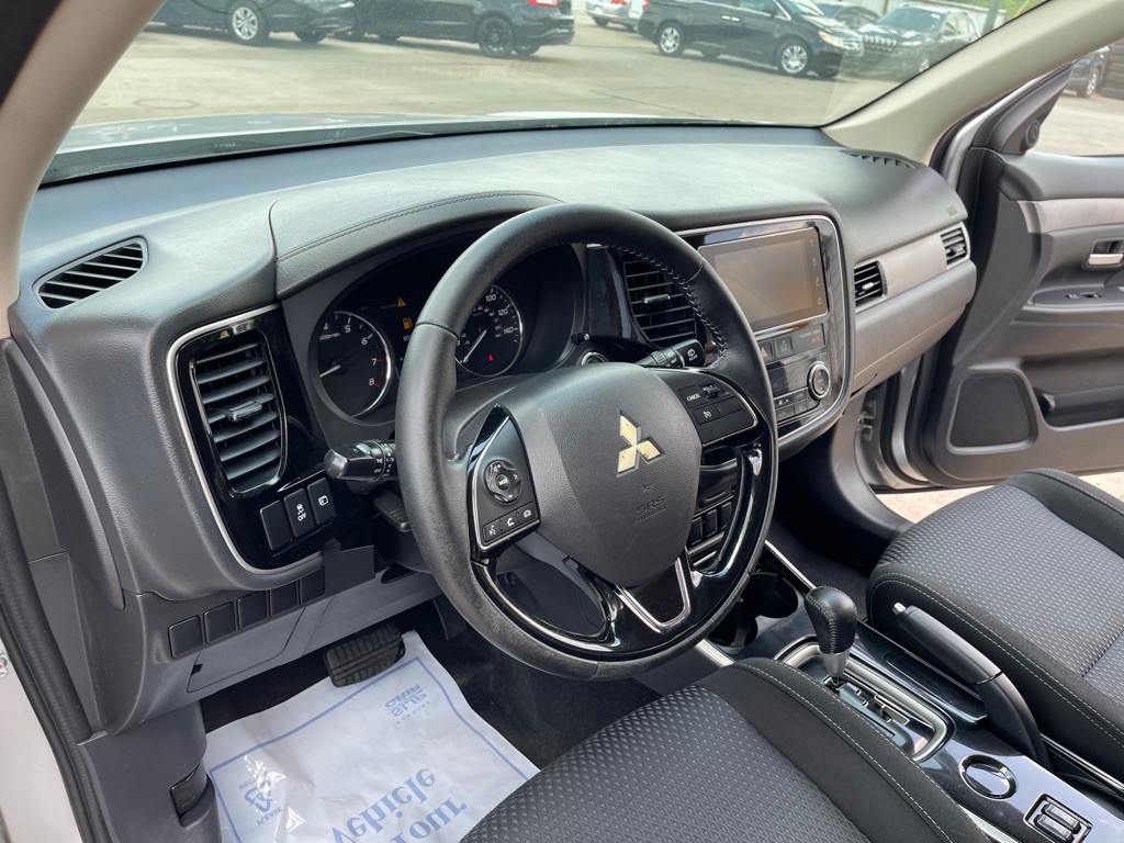 2018 Mitsubishi Outlander Image 16