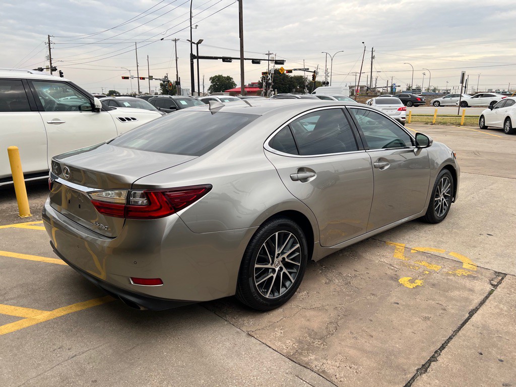 2016 Lexus ES Image 7