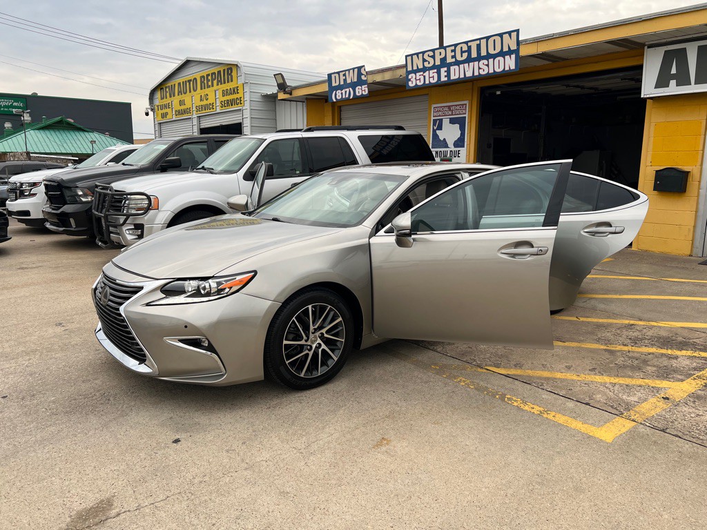 2016 Lexus ES Image 9