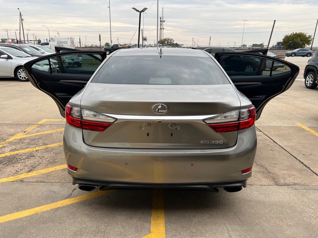 2016 Lexus ES Image 11