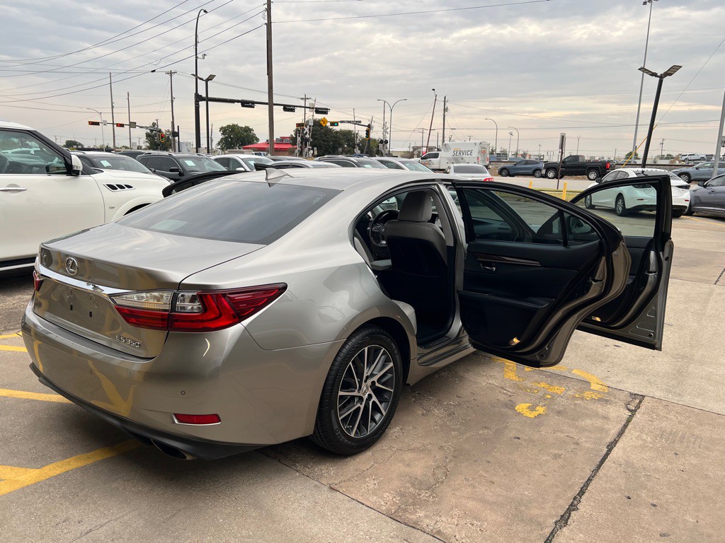 2016 Lexus ES Image 12