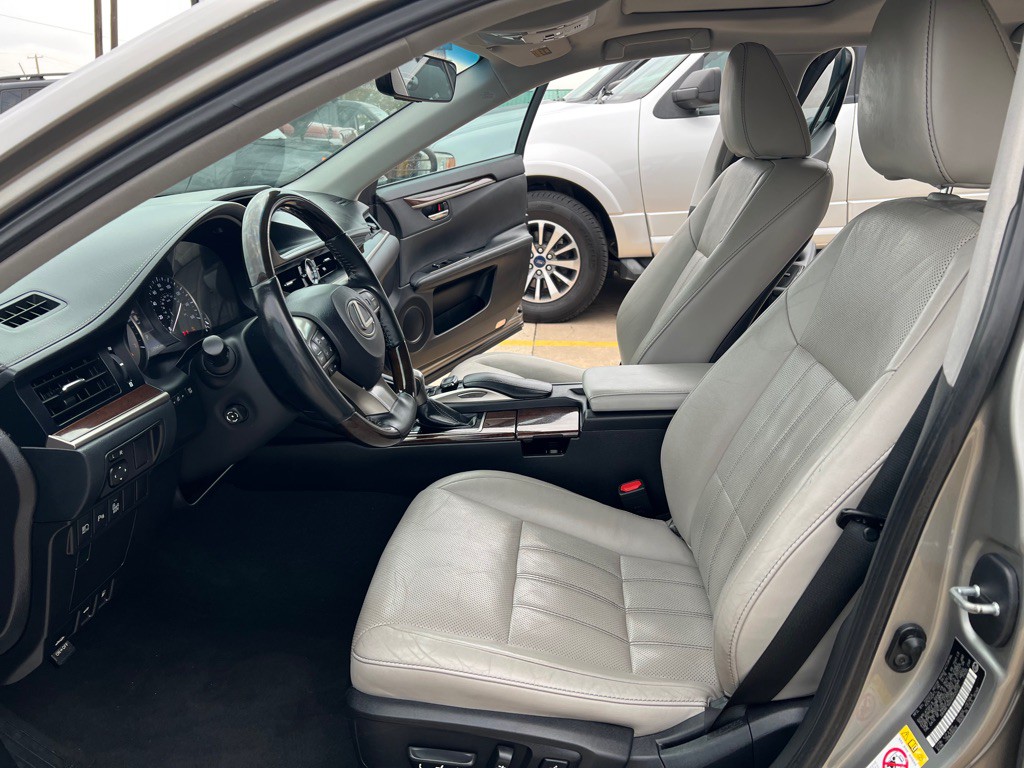 2016 Lexus ES Image 16