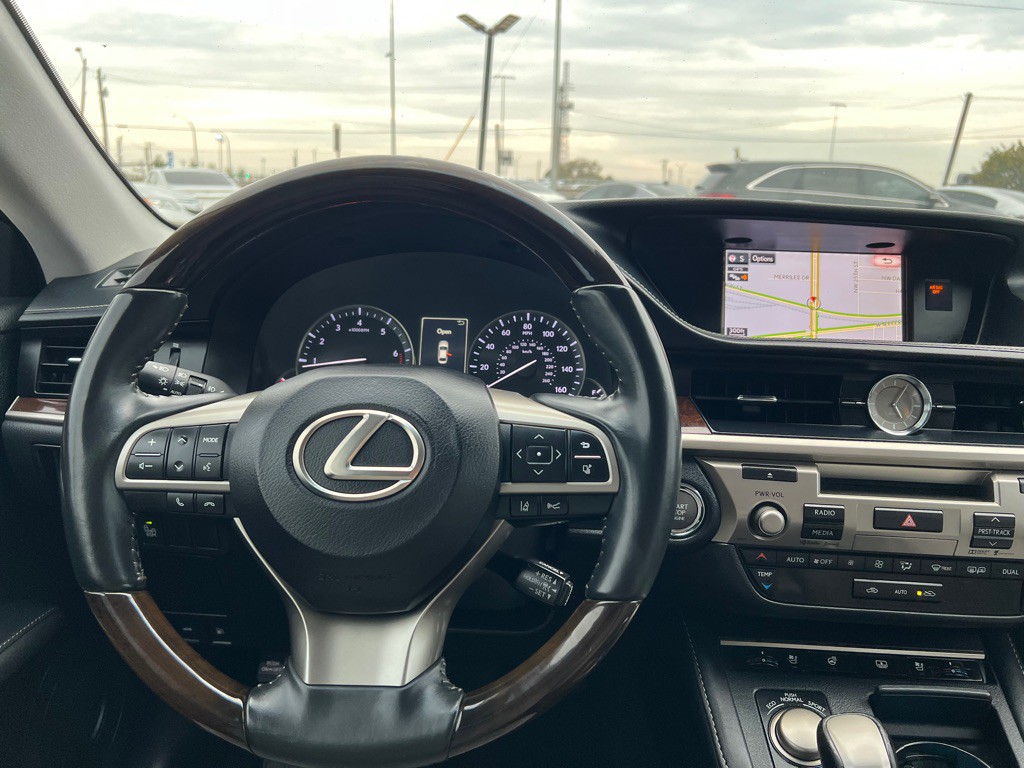 2016 Lexus ES Image 18