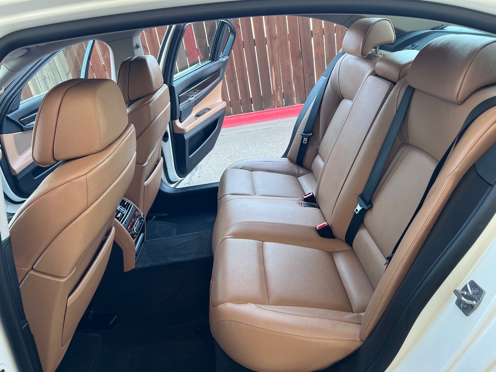 2012 BMW 7 Series Image 13