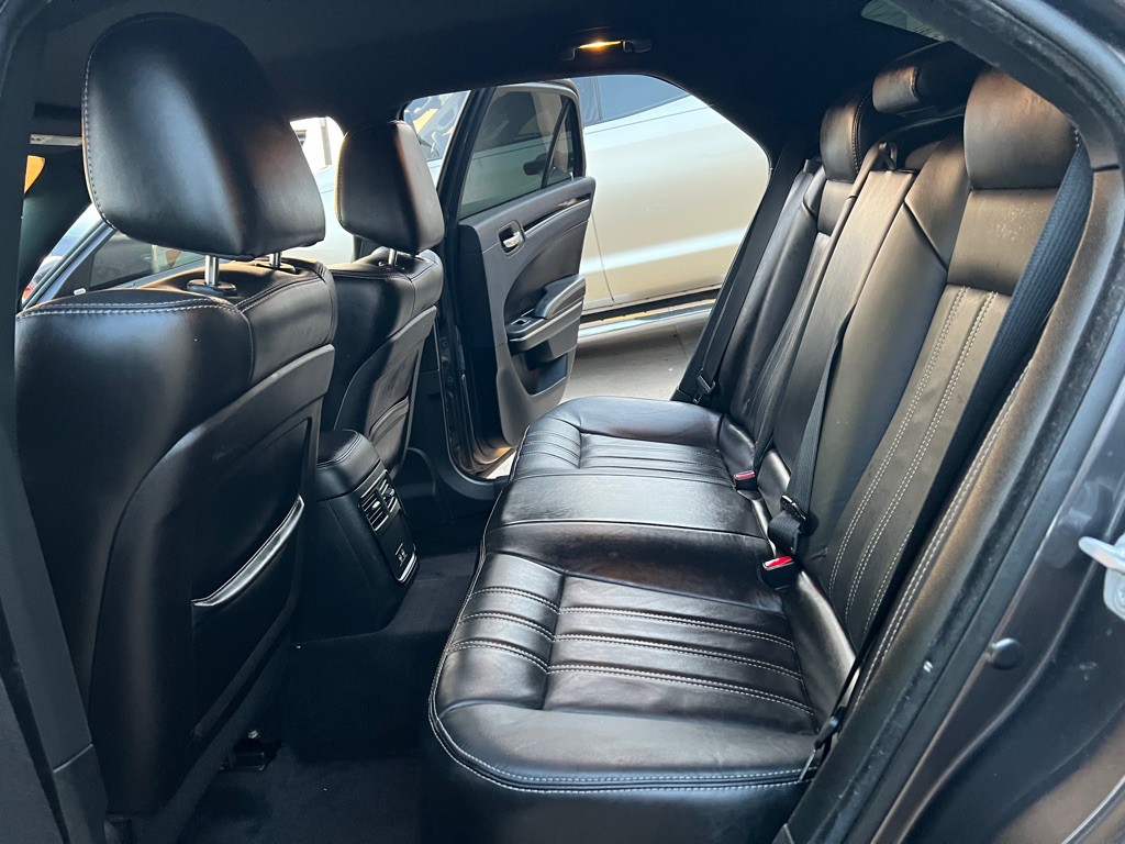 2018 Chrysler 300 Image 13