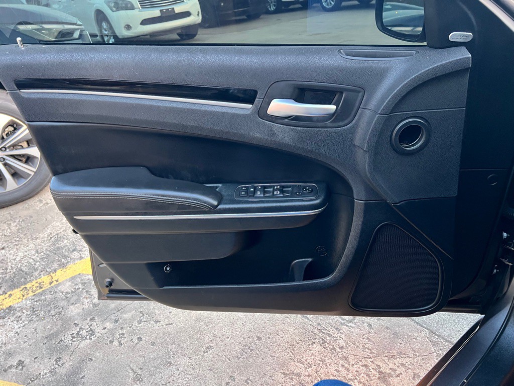 2018 Chrysler 300 Image 18