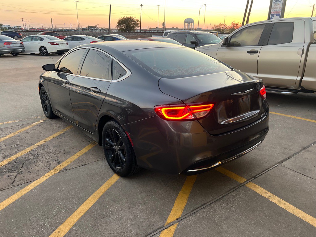 2015 Chrysler 200 Image 4