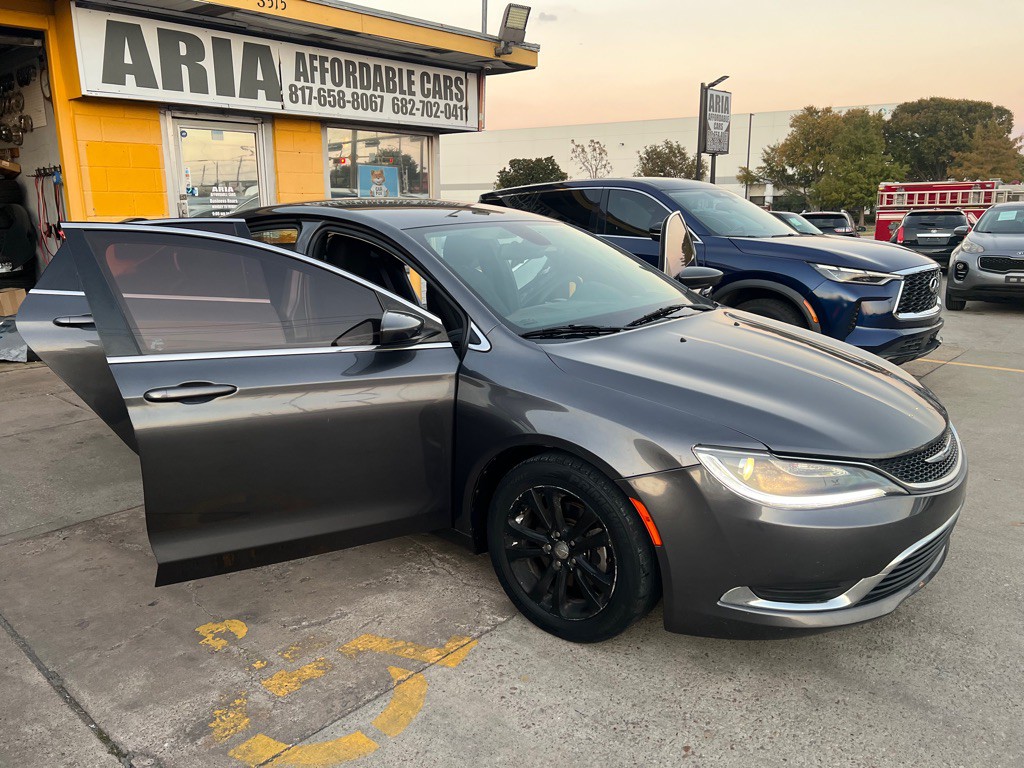 2015 Chrysler 200 Image 6