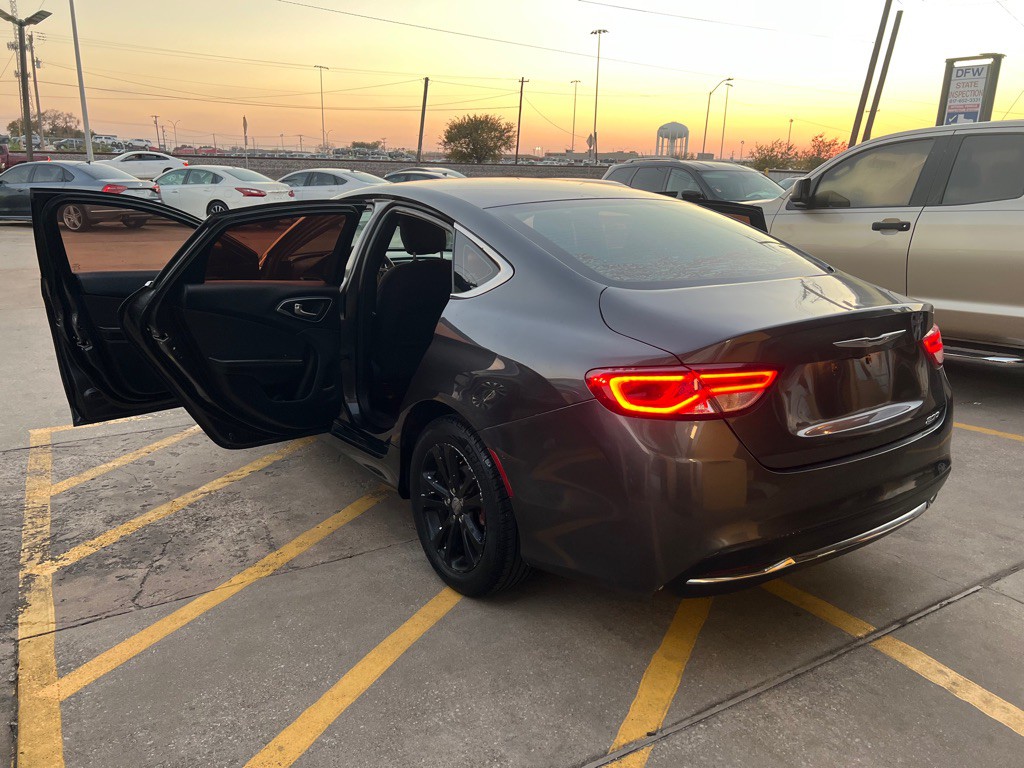 2015 Chrysler 200 Image 9